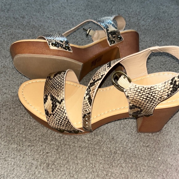 Heel Sandals size 8 1/2 soda - Picture 2 of 3